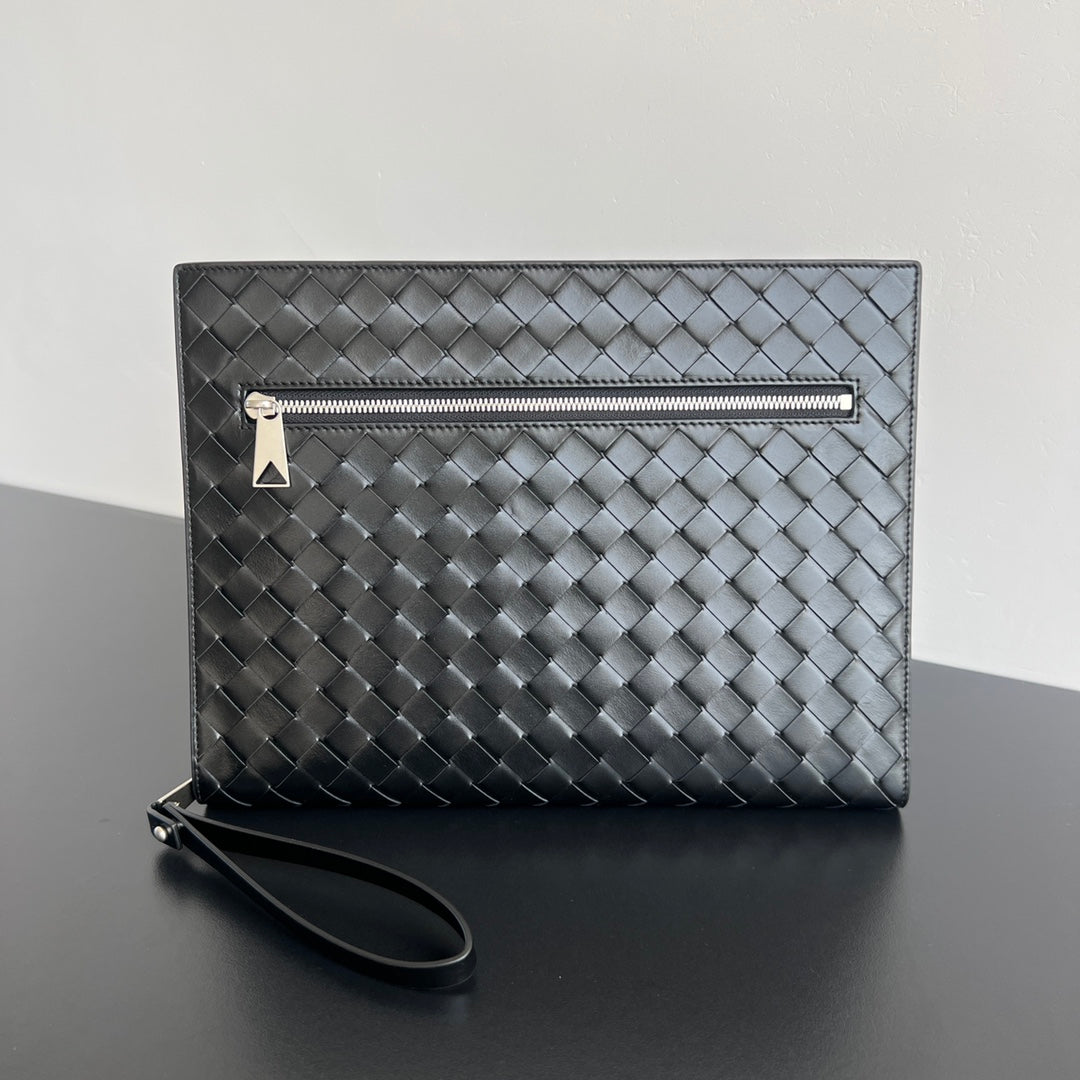 INTRECCIATO CLUTCH 32 IN BLACK SOFT CALFSKIN