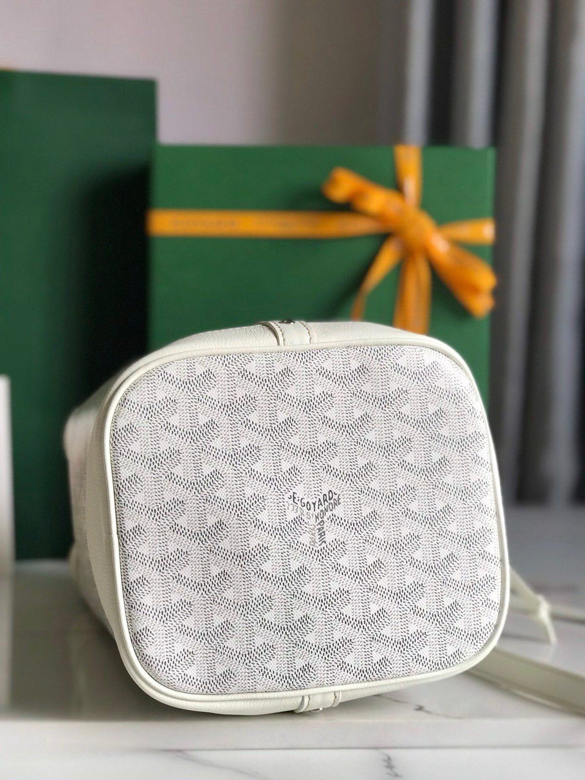 PETIT FLOT BUCKET BAG 22 IN WHITE GOYARDINE CANVAS AND LAMBSKIN TRIM