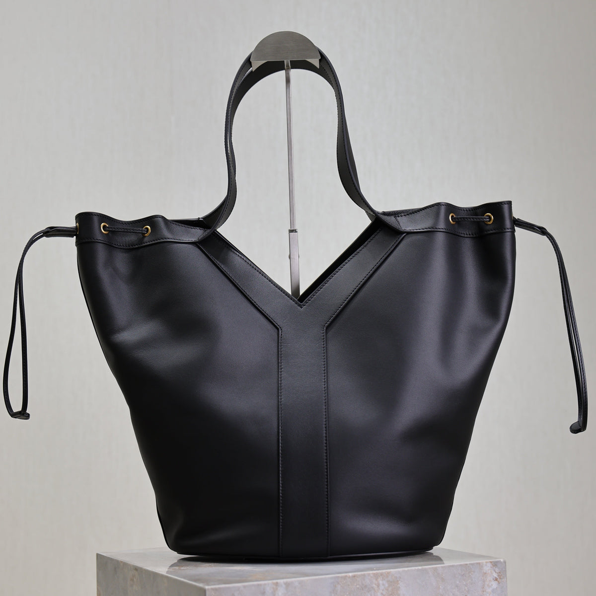 YSL 25S Y LARGE HOBO 50 IN BLACK CALFSKIN GOLD HARDWARE