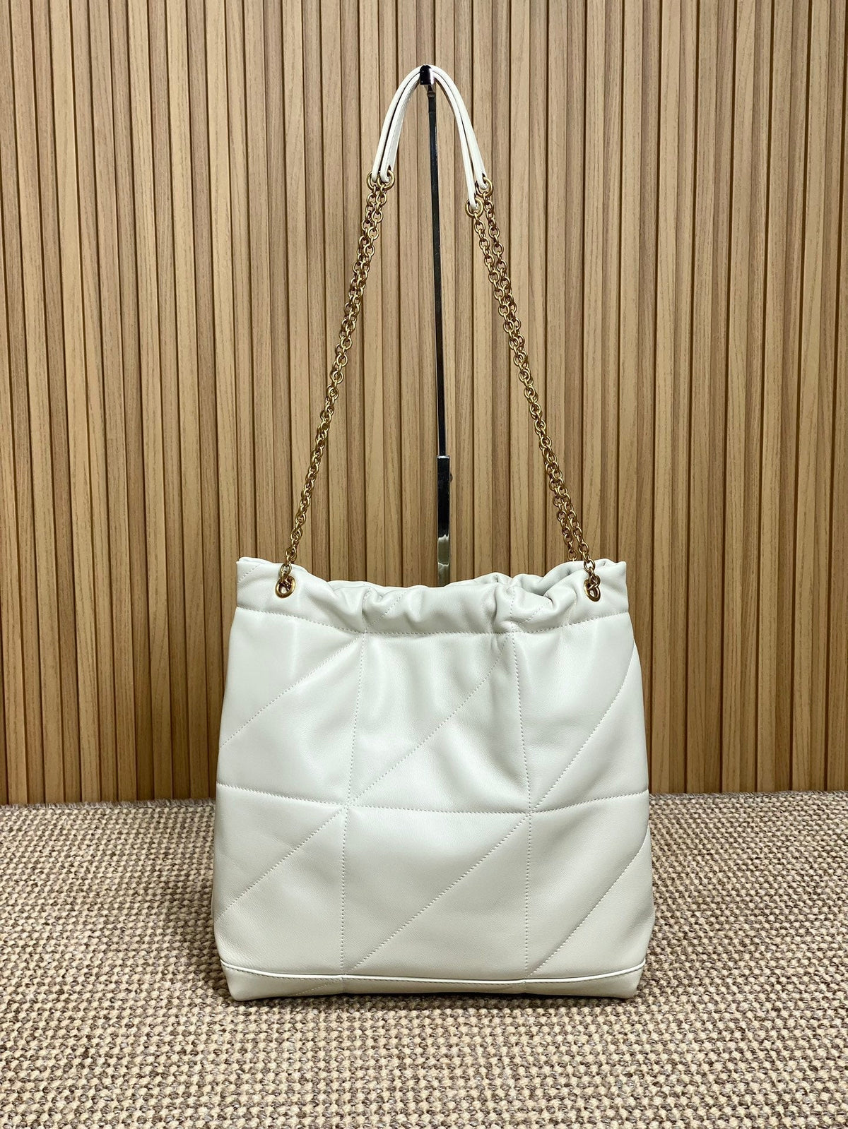 DRAWSTRING CHAIN STRAP SHOULDER BAG 39 IN WHITE QUILTED CALFSKIN