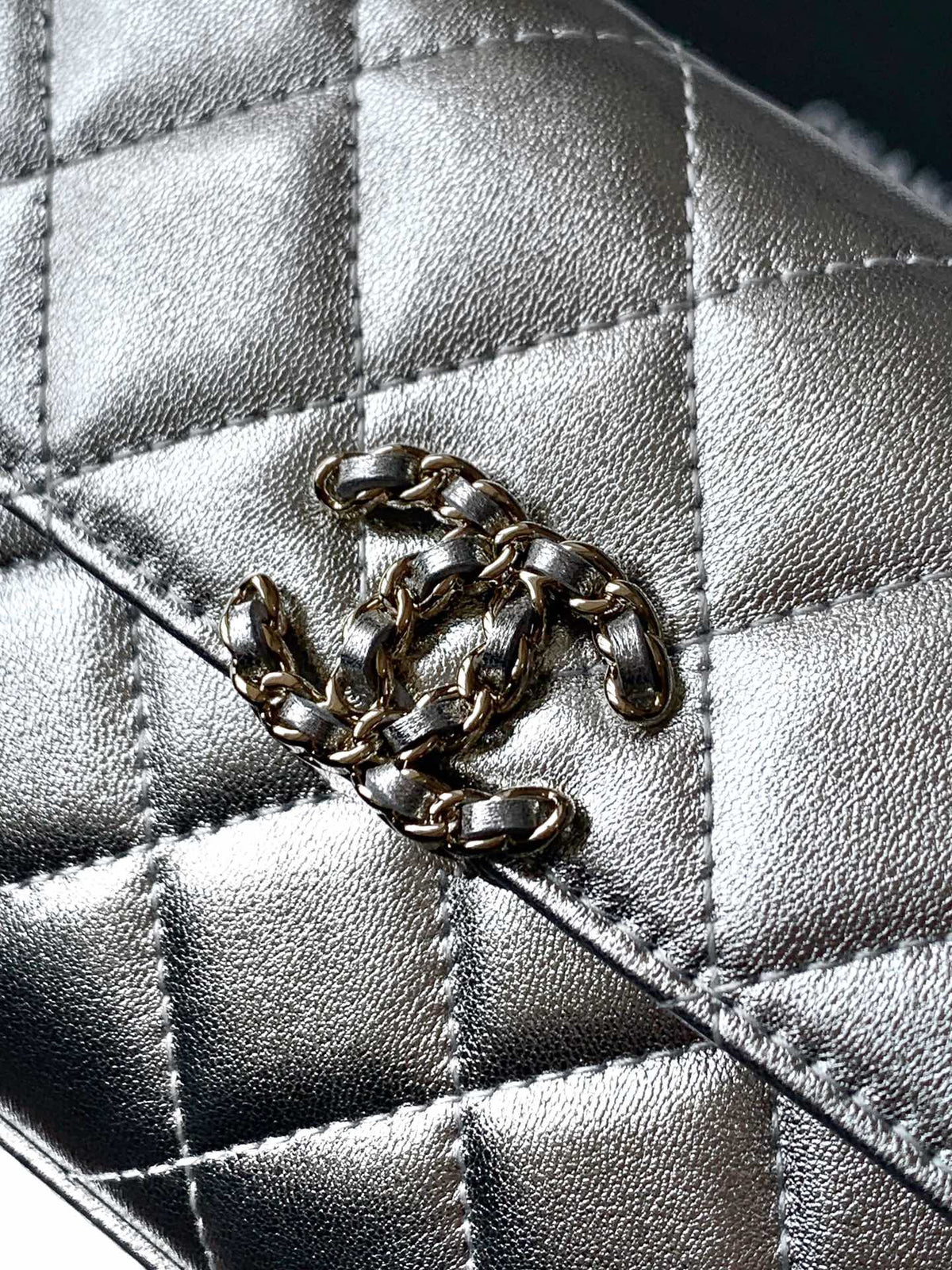 CHANEL 25S KELLY BAG 18 IN SILVER METALLIC LAMBSKIN WITH GOLD HARDWARE STYLE 1