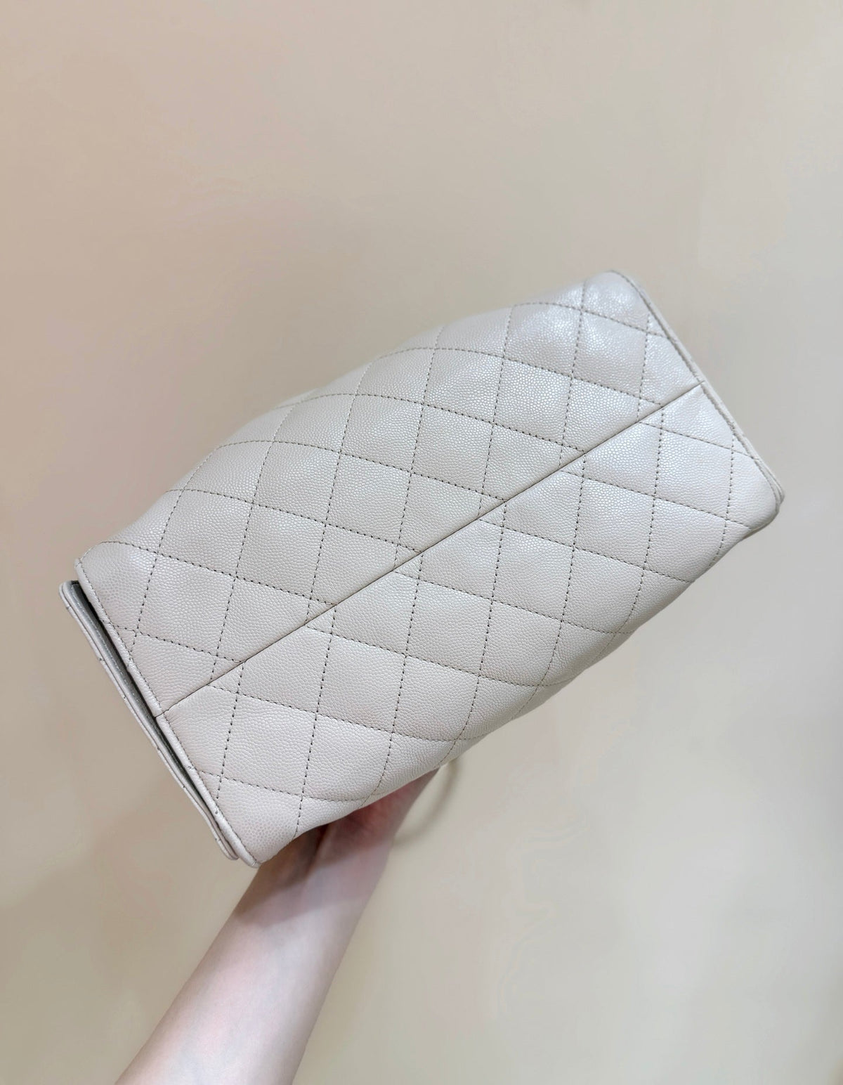 CHANEL 25 HANDBAG IN CREAM 30 GRAINED CALFSKIN GOLD HARDWARE