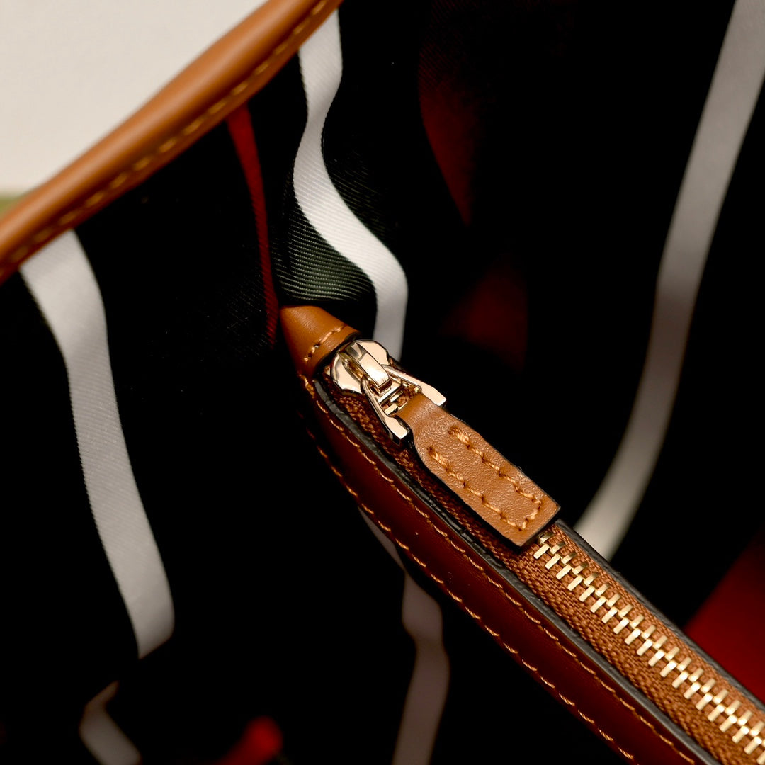 Gucci Emblem Medium Tote Bag