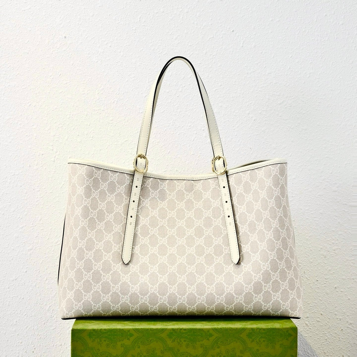Gucci Emblem Medium Tote Bag-815213