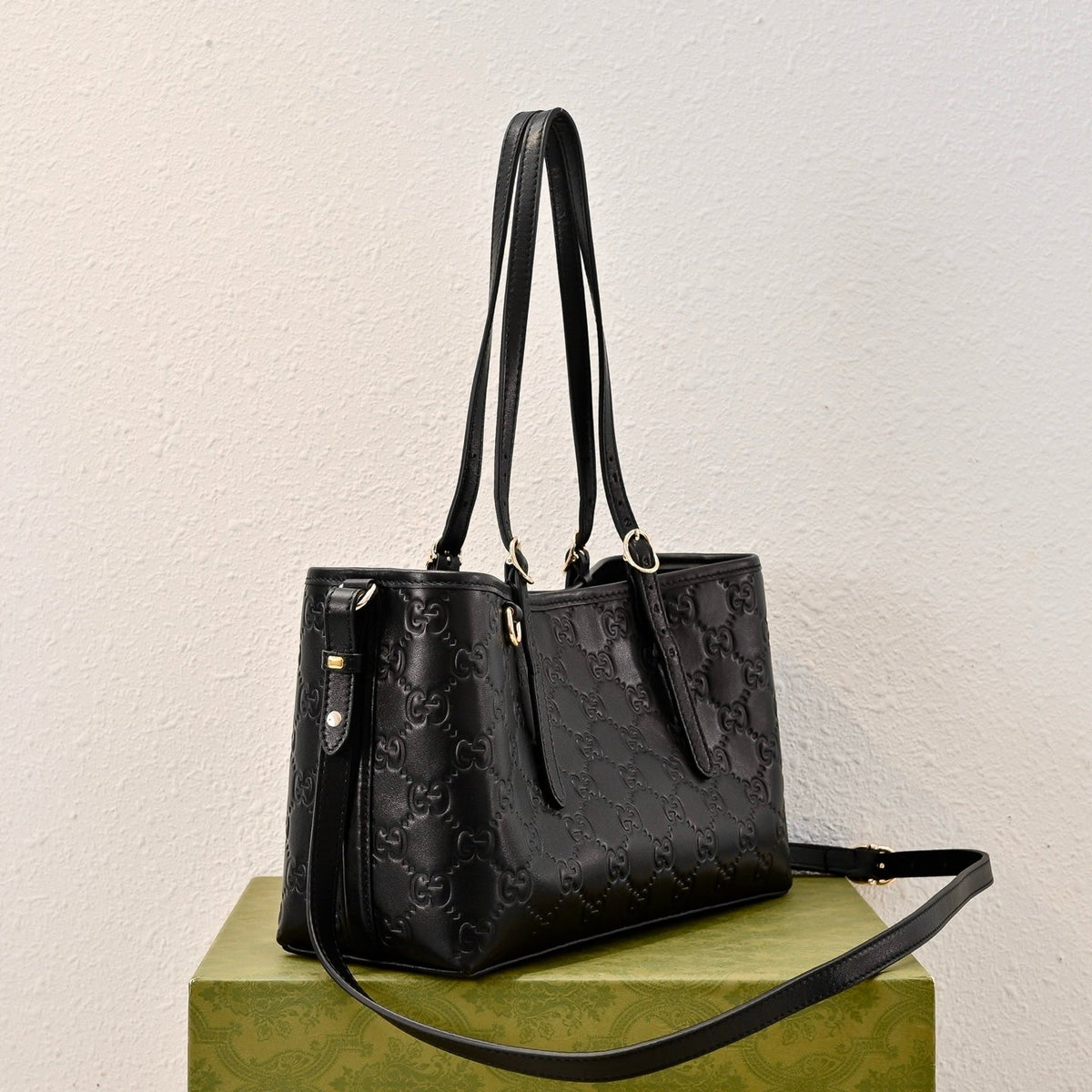 Gucci Emblem Small Tote Bag-815214