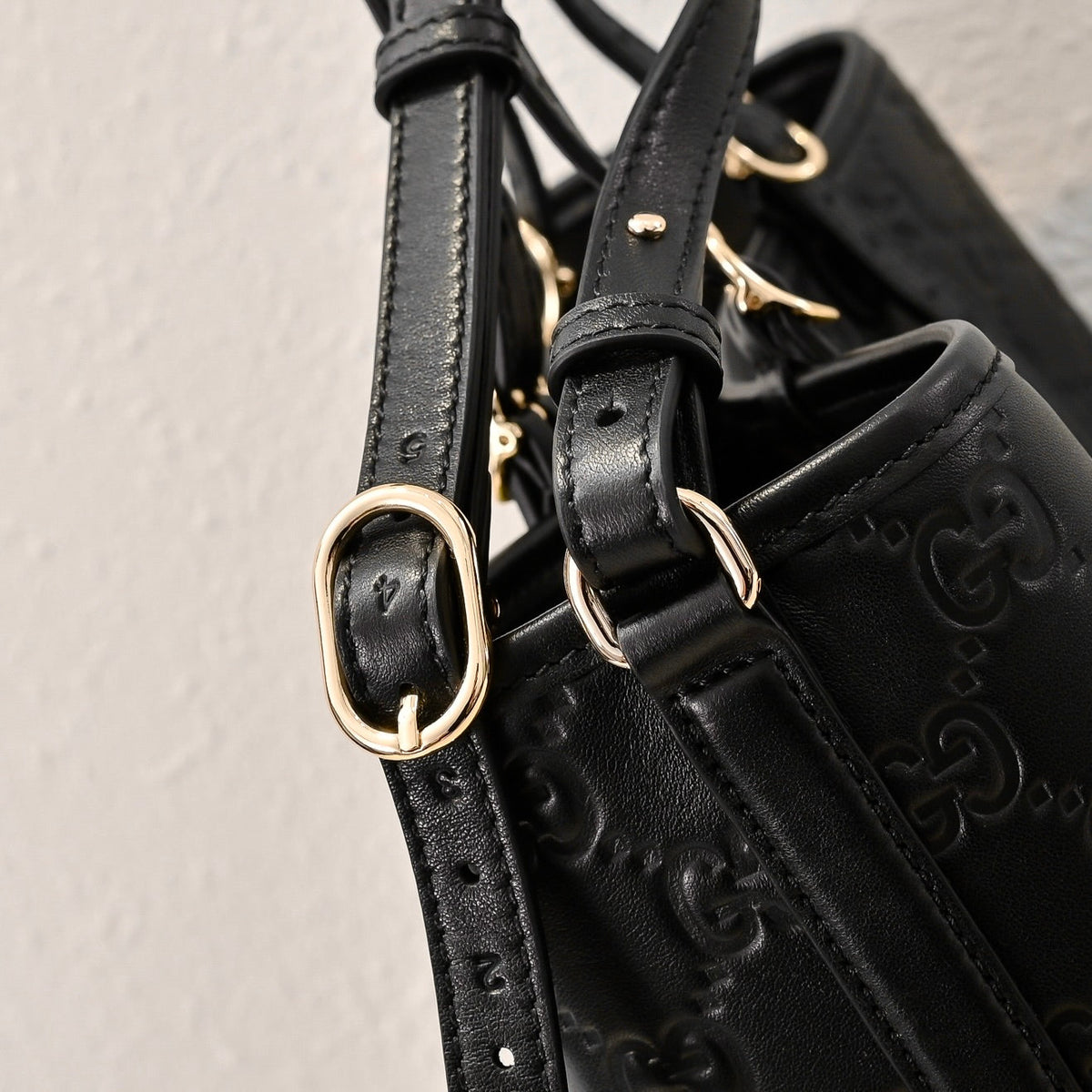 Gucci Emblem Small Tote Bag-815214